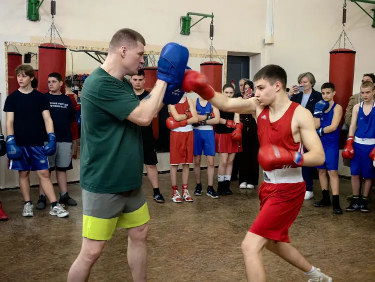 Легенда бокса Александр Поветкин провел спарринги с детьми из ДНР