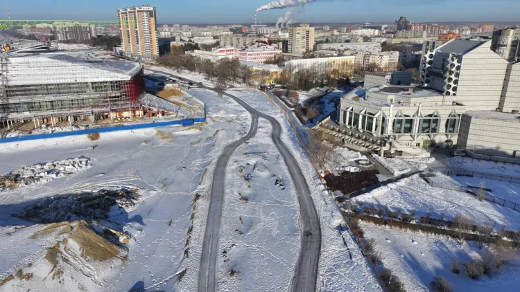 Дорожники продолжили работы после зимы на километровом участке в Благовещенске