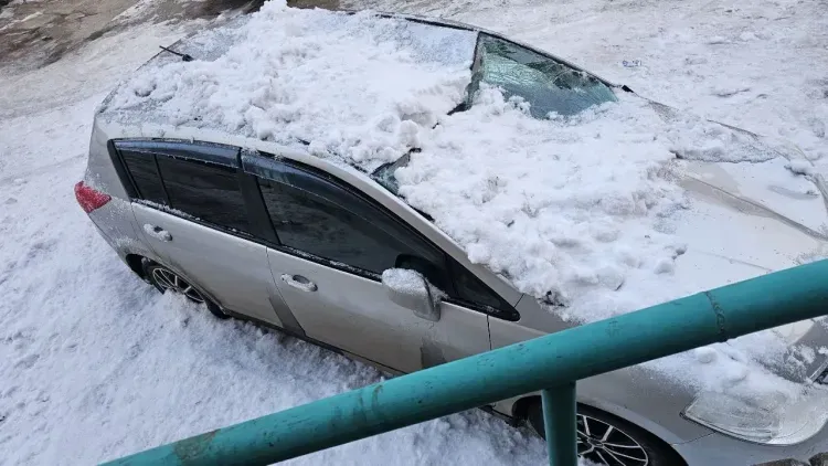 Ледяной пласт рухнул с крыши дома на автомобиль амурчанки
