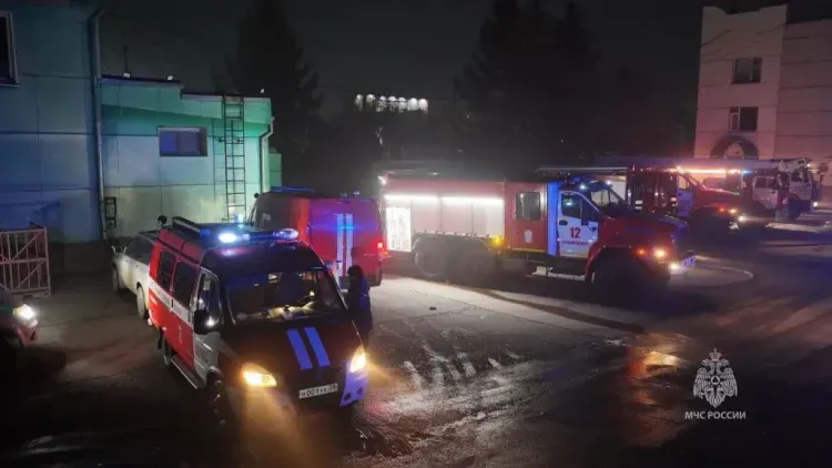 Пожар на складе магазина на Мухина в Благовещенске тушили 7 расчетов МЧС