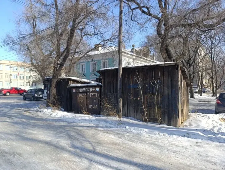 Безнадзорный пустырь в центре Благовещенска