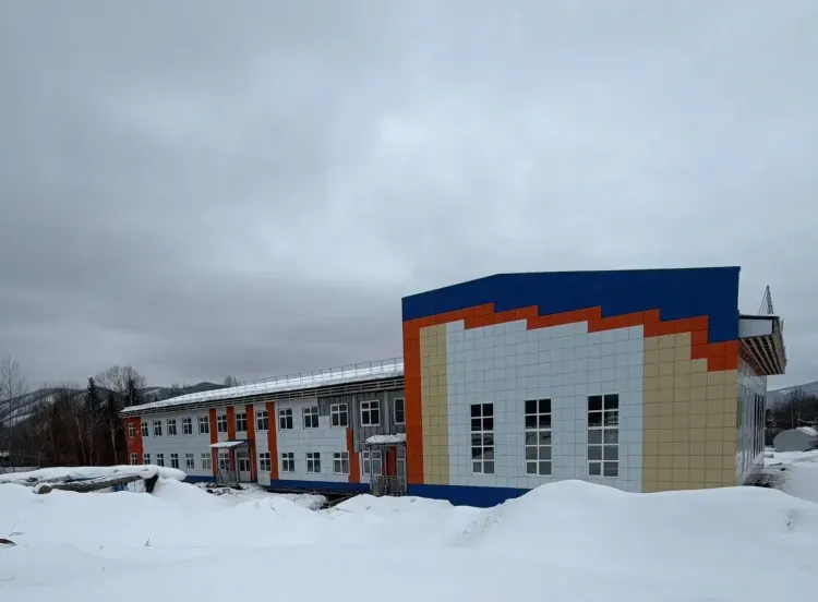 Трудятся несколько подрядчиков: школа в Экимчане почти достроена