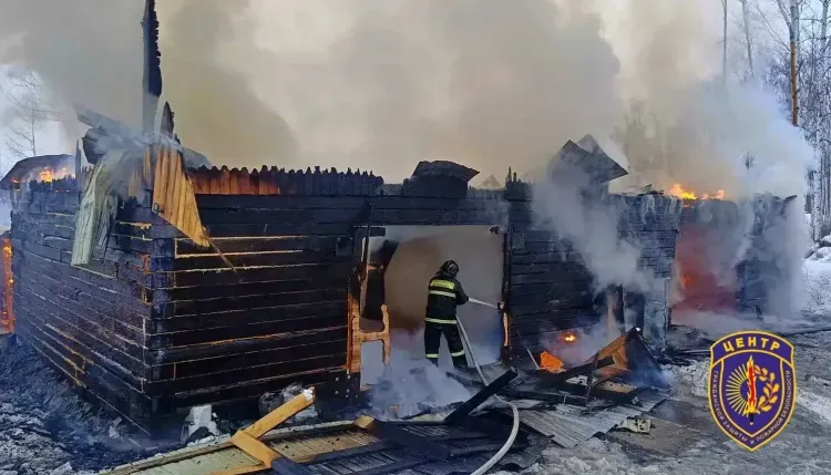 Два человека получили ожоги при тушении пожара в гаражах в Сковородине