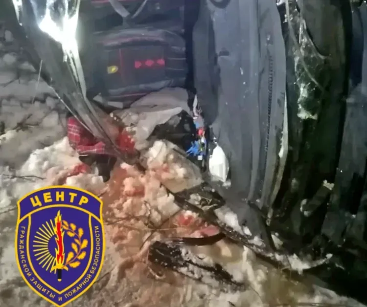 Спасатели доставали подростков из перевернувшейся машины на трассе в Приамурье