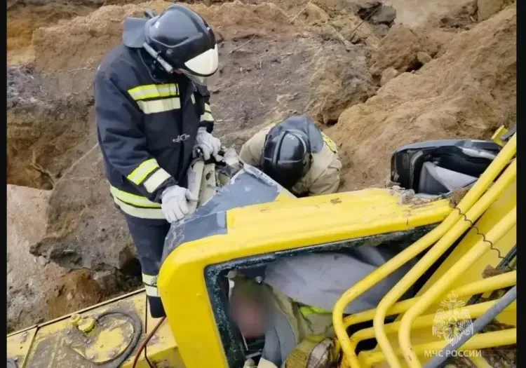 Водителя экскаватора засыпало землей
