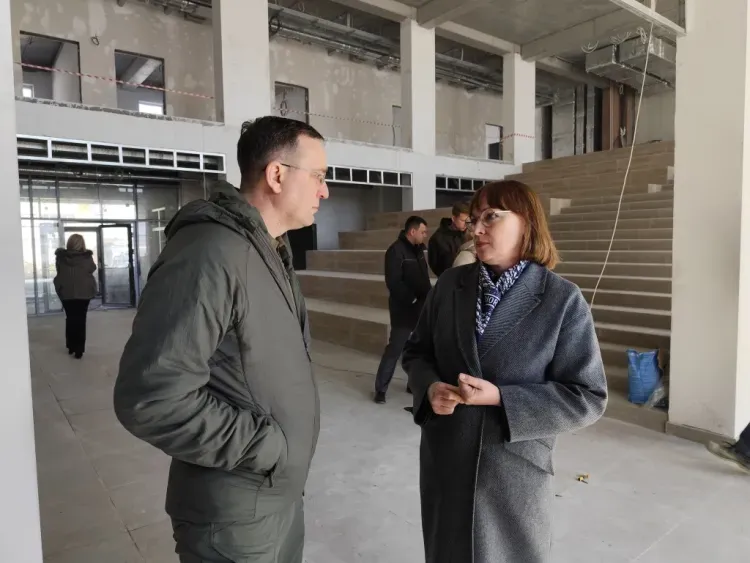 Депутат Госдумы посетил стройплощадку школы на 1200 мест в Благовещенске