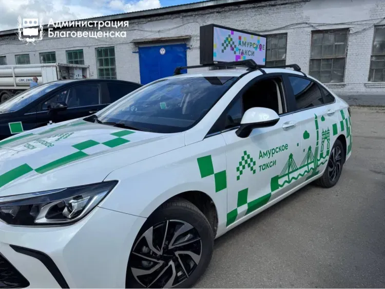 Таксист из Благовещенска помог поймать курьера мошенников, прилетевшего из Москвы