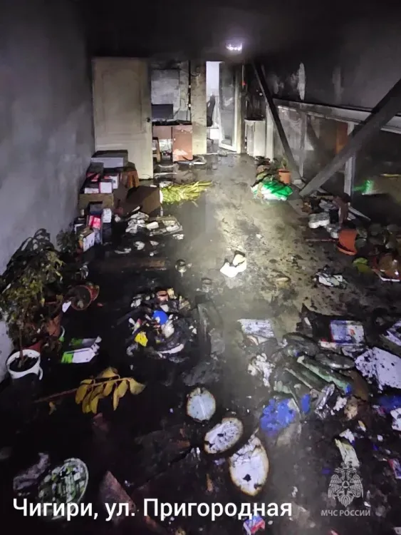 Склад в селе Чигири спасли три расчета пожарных