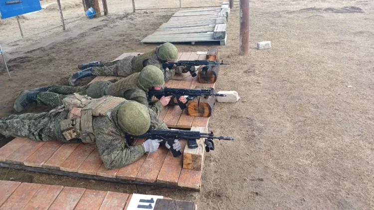 В Амурской области военнослужащие-контрактники освоили работу с автоматом Калашникова