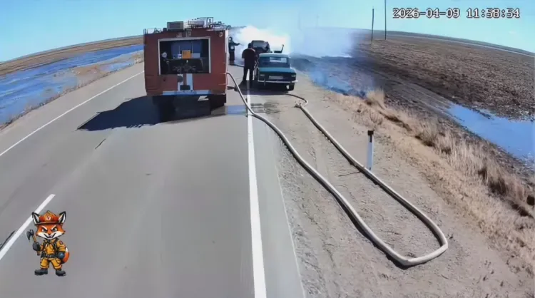 Горящий автомобиль поджег траву возле трассы в Амурской области