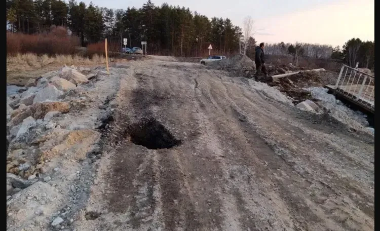 Река Большая Пера размыла дорогу к селу в Приамурье