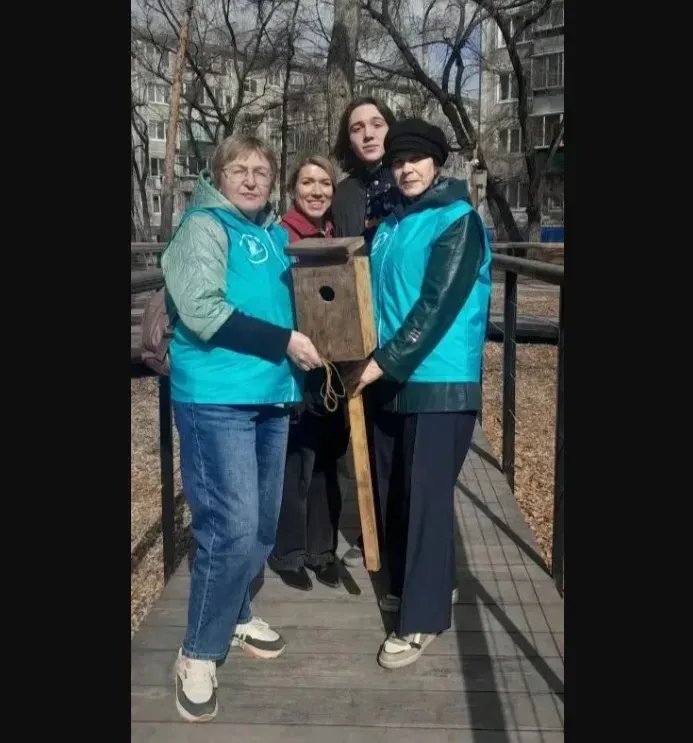 Волонтеры и школьники Благовещенска вместе повесили скворечники