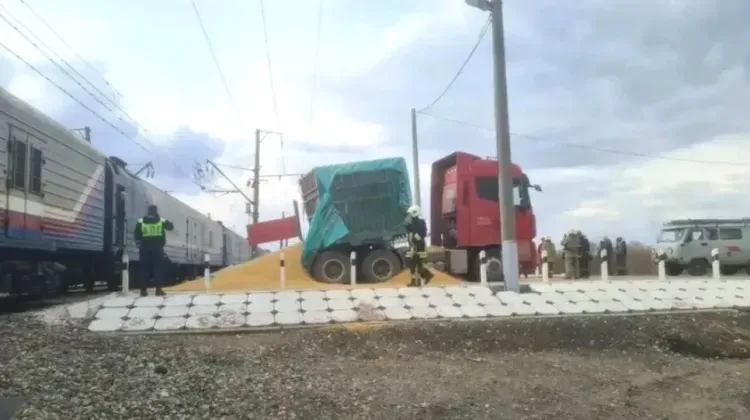 Грузовик выехал на пути перед поездом в Амурской области