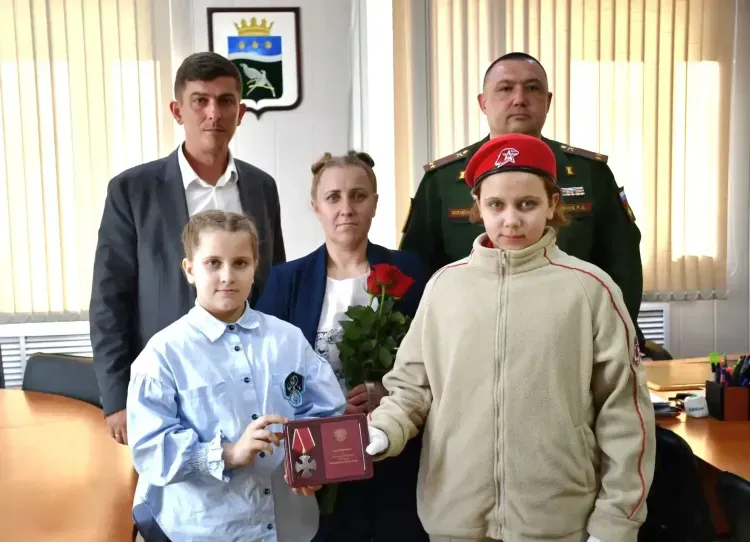 Орден Мужества передали супруге амурчанина, который спас жизнь товарищу