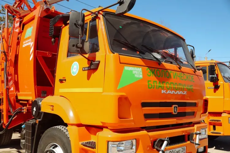 Амурская область купила новые мусоровозы после жалоб губернатору