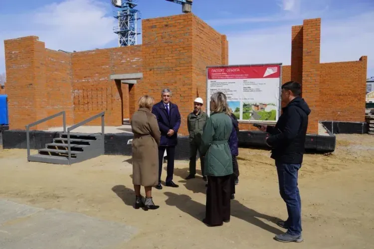 Губернатор оценил подрядчика, который строит поликлинику в Екатеринославке