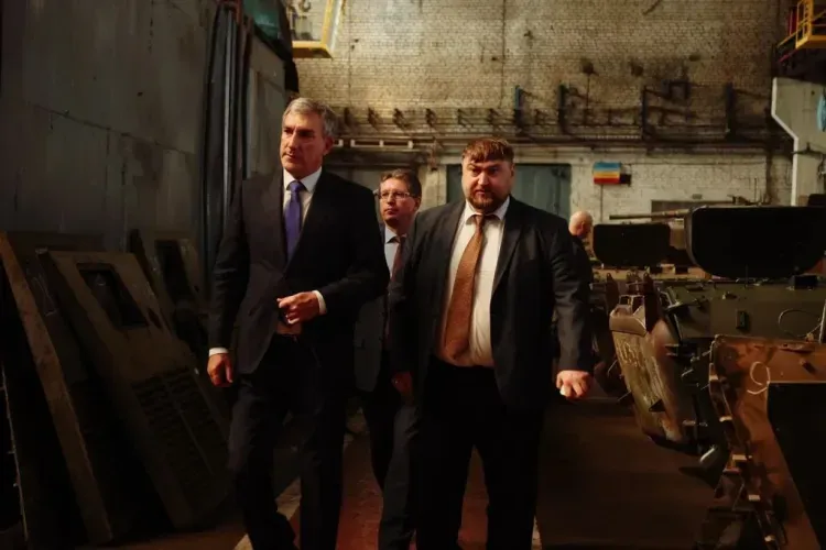 Благоустройство микрорайона, где проживают сотрудники бронетанкового завода, обсудили с Василием Орловым