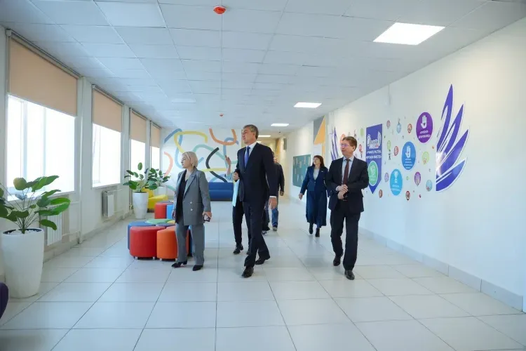 Василий Орлов посетил в Возжаевке обновленную школу перед ее сдачей