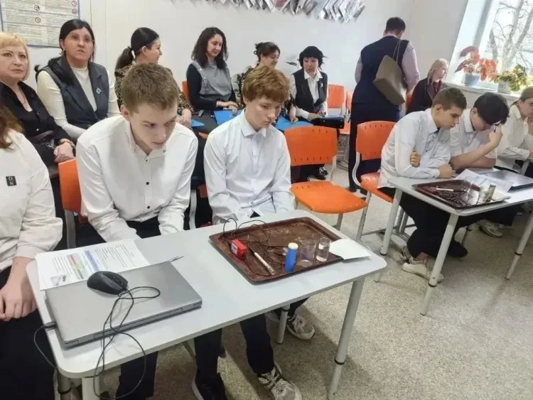 Уроки без скуки: педагоги показали, как заинтересовать школьников физикой, химией и биологией