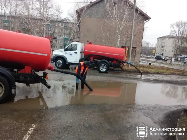 С улиц Благовещенска за сутки вывезут около 135 кубов воды