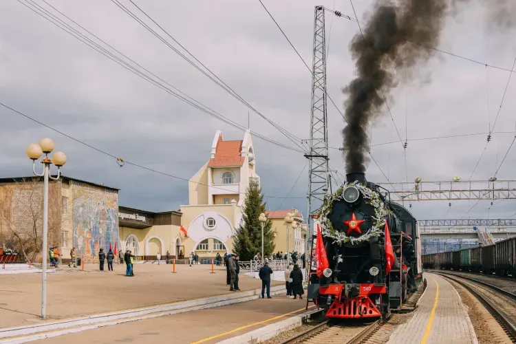 Праздничное следование двух ретропоездов «Победа» началось на Забайкальской железной дороге