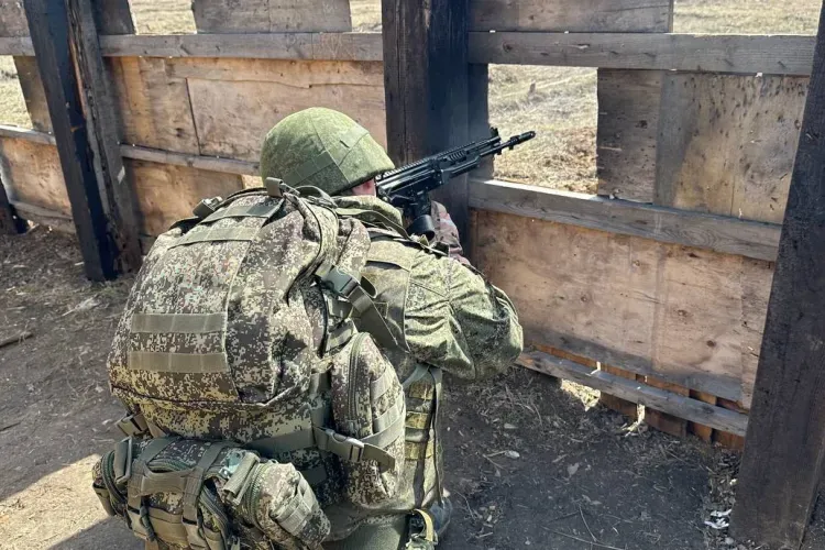 Бойцы, впервые заключившие контракт, проходят интенсивные тренировки по штурму и борьбе с дронами