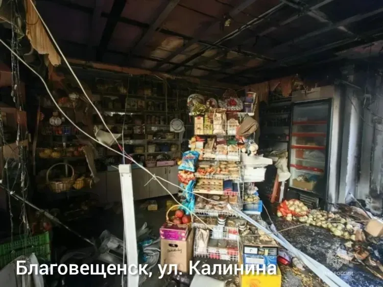 Торговый павильон горел в Благовещенске на Калинина