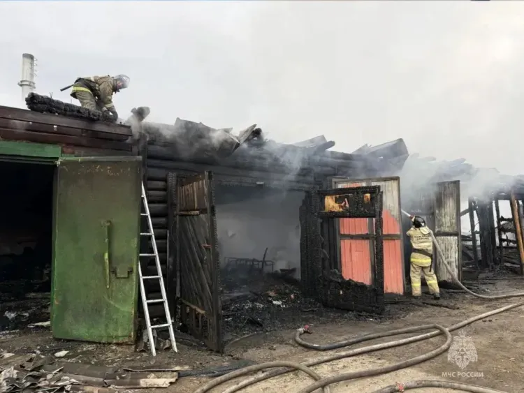Пожар уничтожил крышу деревянного гаражного массива в Зее