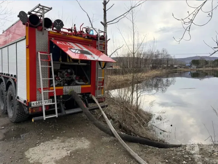 Пожар уничтожил крышу деревянного гаражного массива в Зее