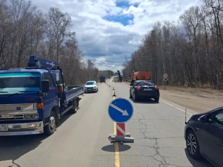 Дорожники ликвидируют старое покрытие на трассе к аэропорту Благовещенск