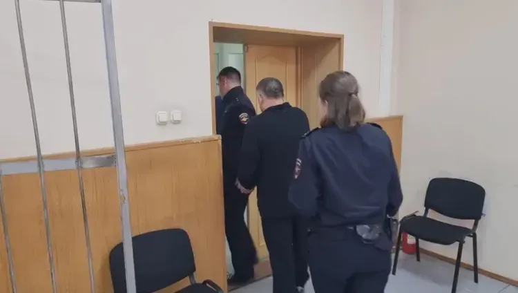 Алкоголь, мясорубки и шлем в качестве взяток получил сотрудник ФСИН в Приамурье