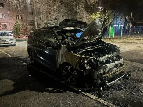 Был пьян: мужчина поджег автомобили во дворе дома в Благовещенске