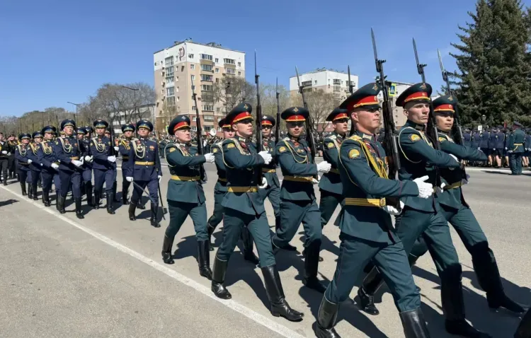 День Победы в Благовещенске отметили торжественным маршем войск