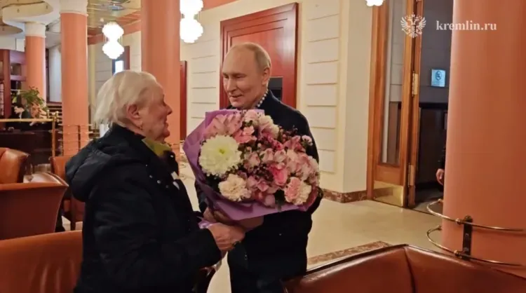 Путин лично за рулем Aurus заехал за своей учительницей и пригласил ее на ужин