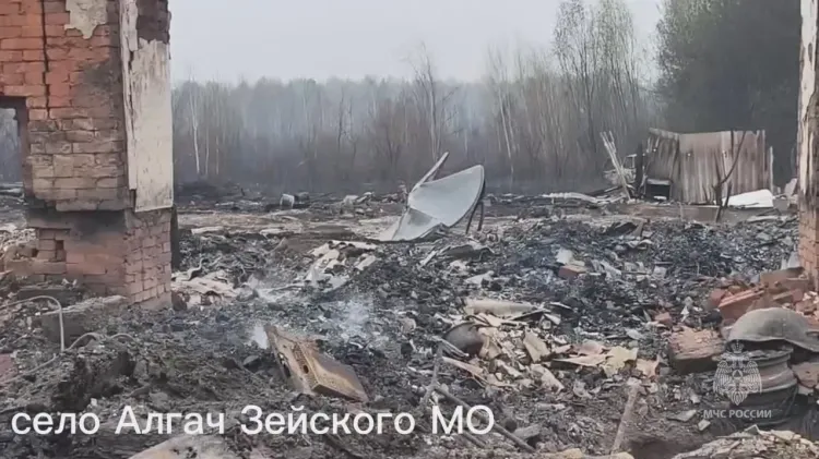 Огонь от одного дома распространился на шесть зданий в Зейском округе