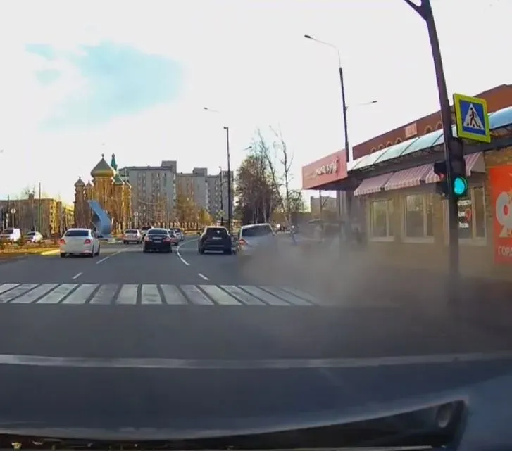 Автомобиль упал в кювет рядом с администрацией Тынды