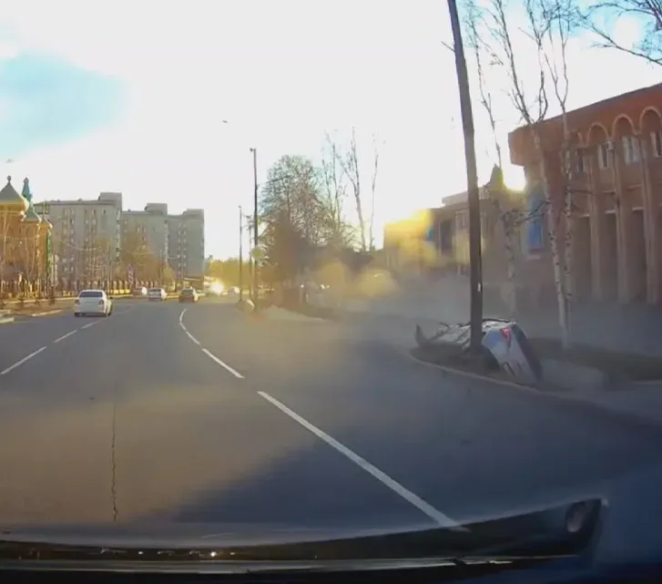 Автомобиль упал в кювет рядом с администрацией Тынды