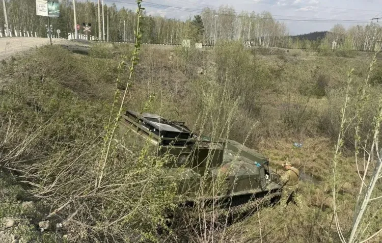 Попали под гусеницы: транспортер со специалистами по тушению пожара попал в аварию в Хабаровском крае