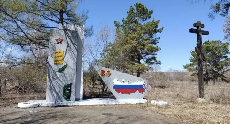 Таможенники восстановили памятник герою-пограничнику под Благовещенском 