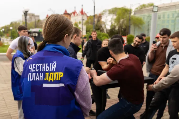 Железная хватка и энергия молодости: в Благовещенске прошел турнир ЛДПР по армрестлингу