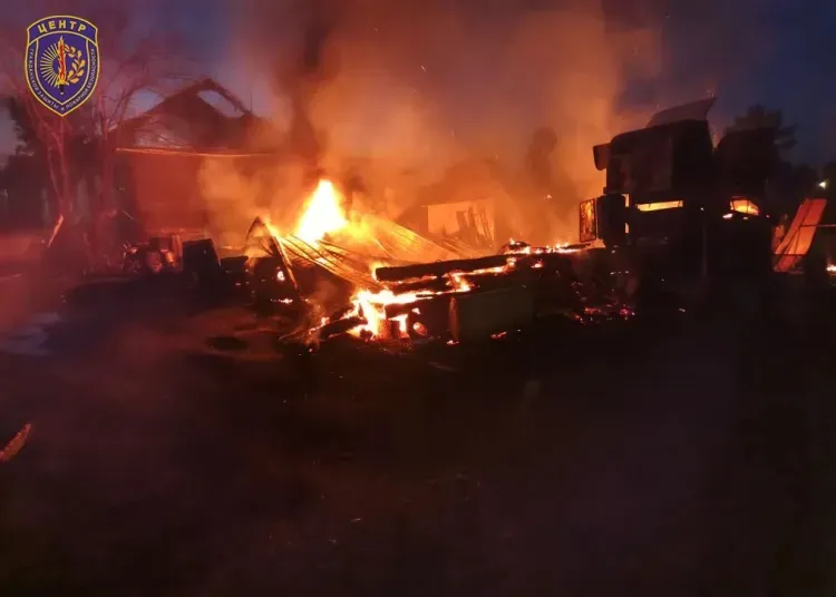 Веранду и гараж уничтожил пожар в Приамурье