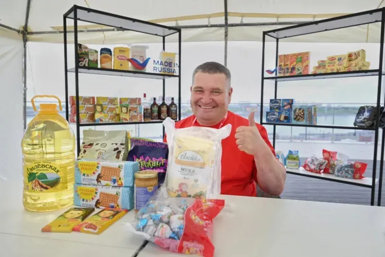 Китайский блогер продал продукты на крыше здания в центре Благовещенска