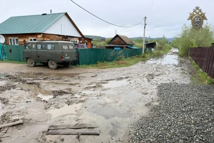 Ребенок провалился в яму на размытой дороге в Зее