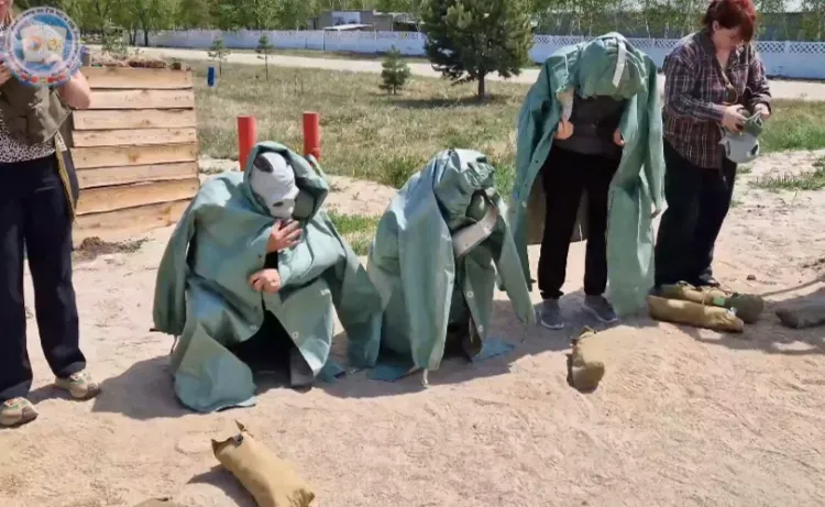 Надевать противогаз и стрелять и автомата учились амурские педагоги на полигоне