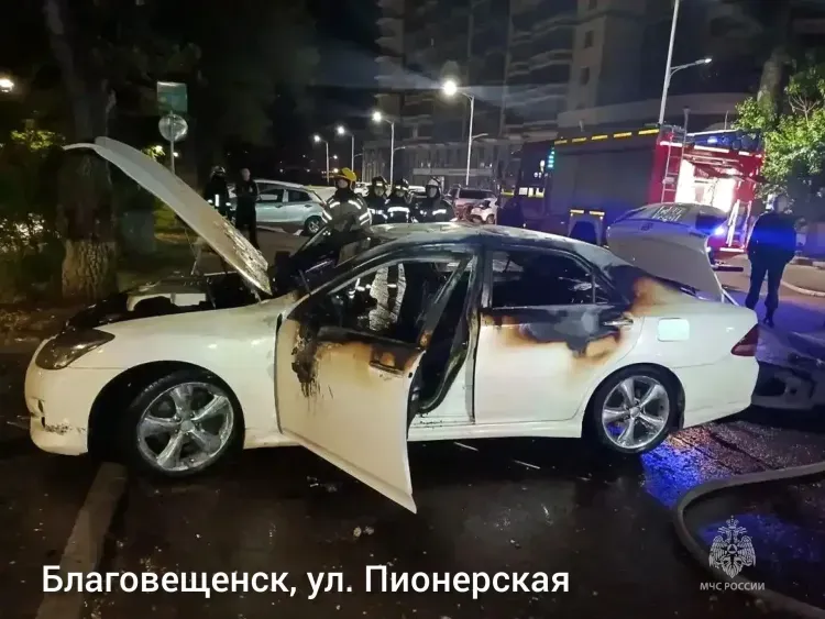 Автомобиль загорелся на улице в Благовещенске