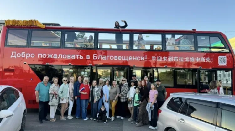 Двухэтажный автобус‑кабриолет вышел на маршрут в Благовещенске