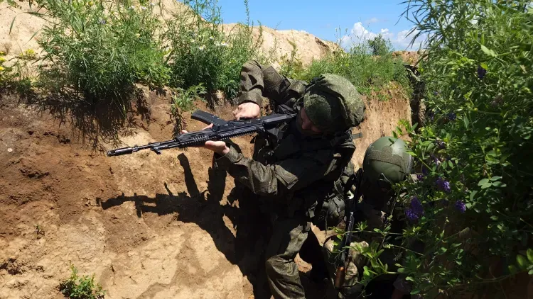Вести бой в лесу учатся амурские военнослужащие