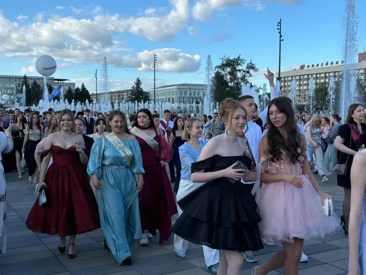 Денежные сертификаты вручили обладателям 100 баллов по ЕГЭ в Приамурье