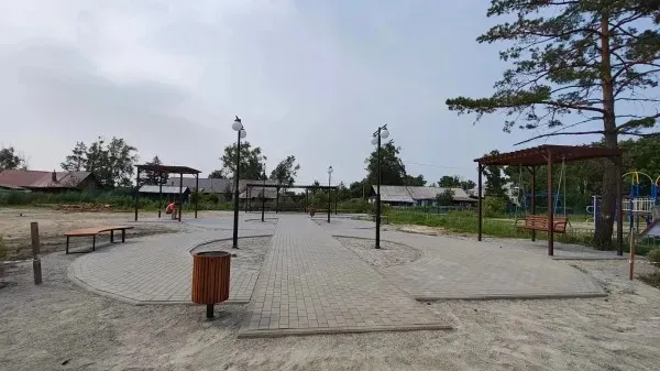 Зону отдыха с качелями и скамейками благоустроили в Завитинске