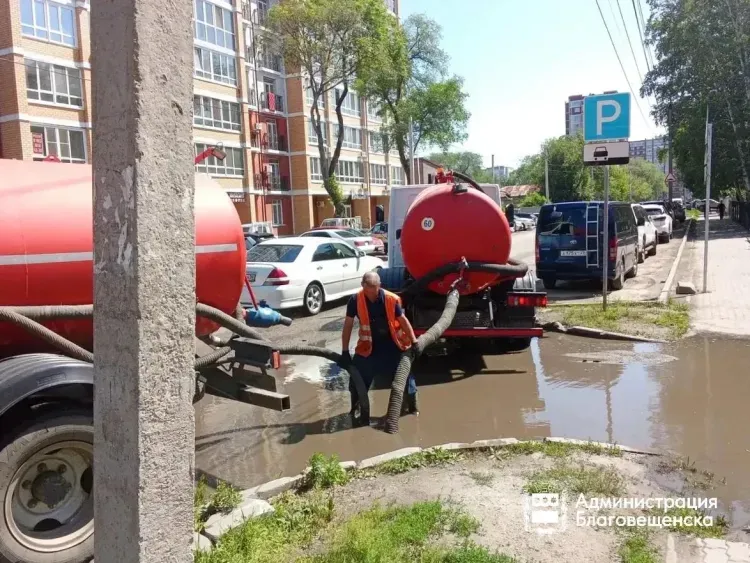 Город не утонул: с улиц Благовещенска откачали более 2000 "кубов" дождевой воды